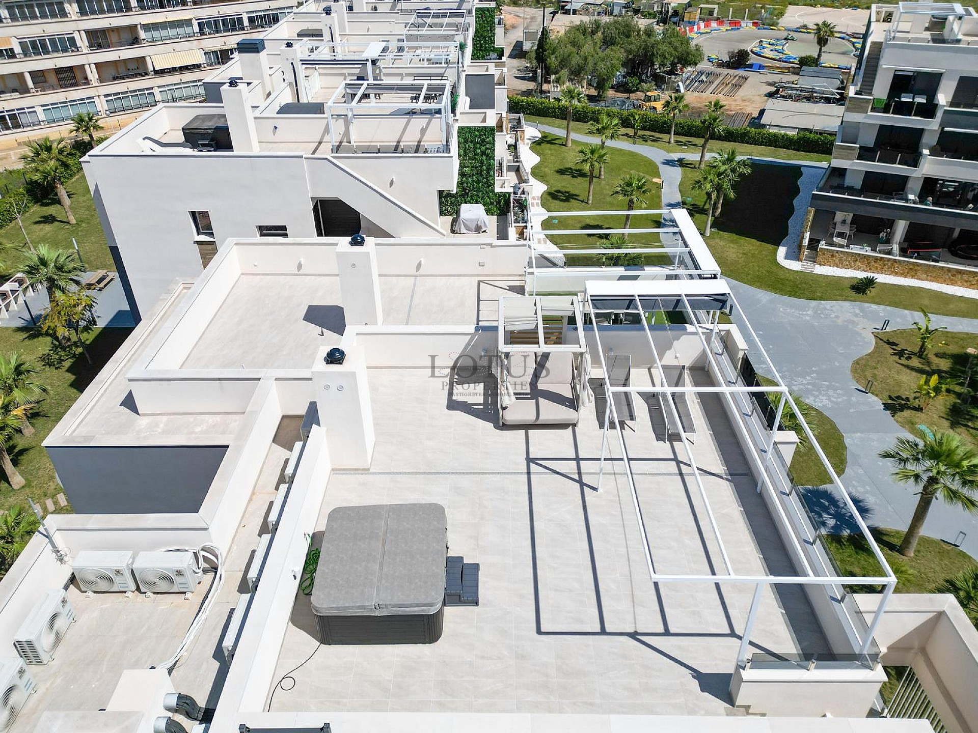 ÁTICO MODERNO CON INCREÍBLES VISTAS AL MAR Y GRAN TERRAZA PRIVADA EN LA AZOTEA. - Lotus Properties