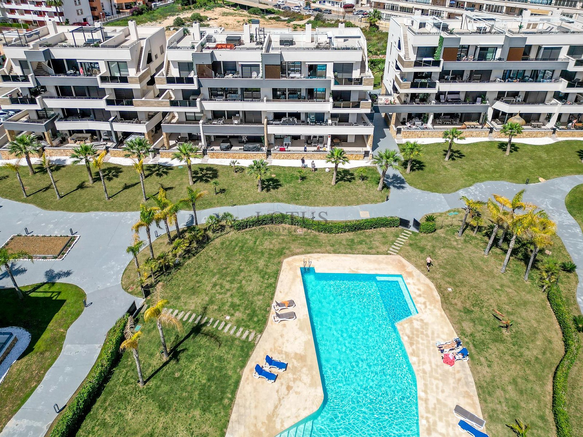ÁTICO MODERNO CON INCREÍBLES VISTAS AL MAR Y GRAN TERRAZA PRIVADA EN LA AZOTEA. - Lotus Properties