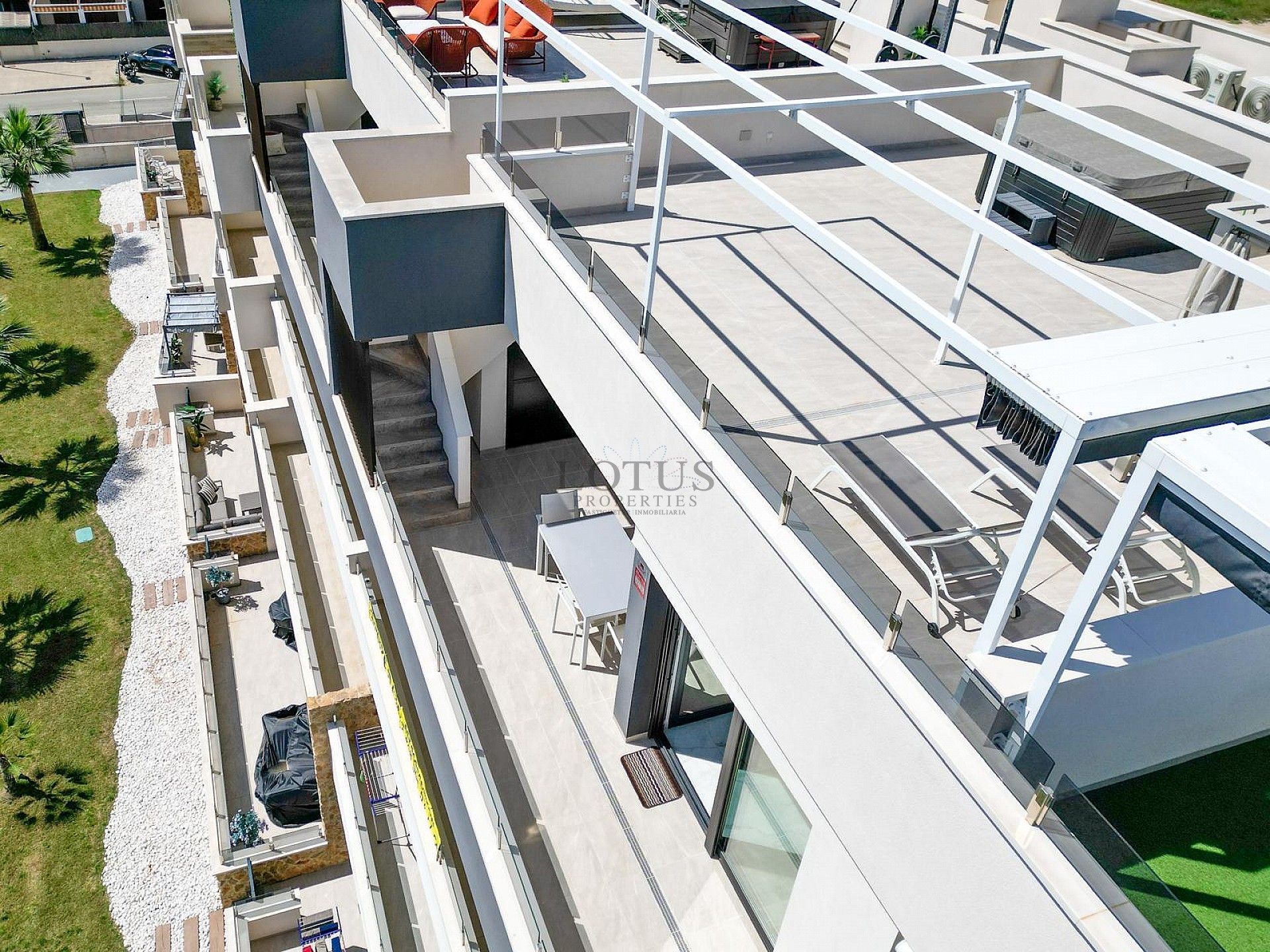 ÁTICO MODERNO CON INCREÍBLES VISTAS AL MAR Y GRAN TERRAZA PRIVADA EN LA AZOTEA. - Lotus Properties