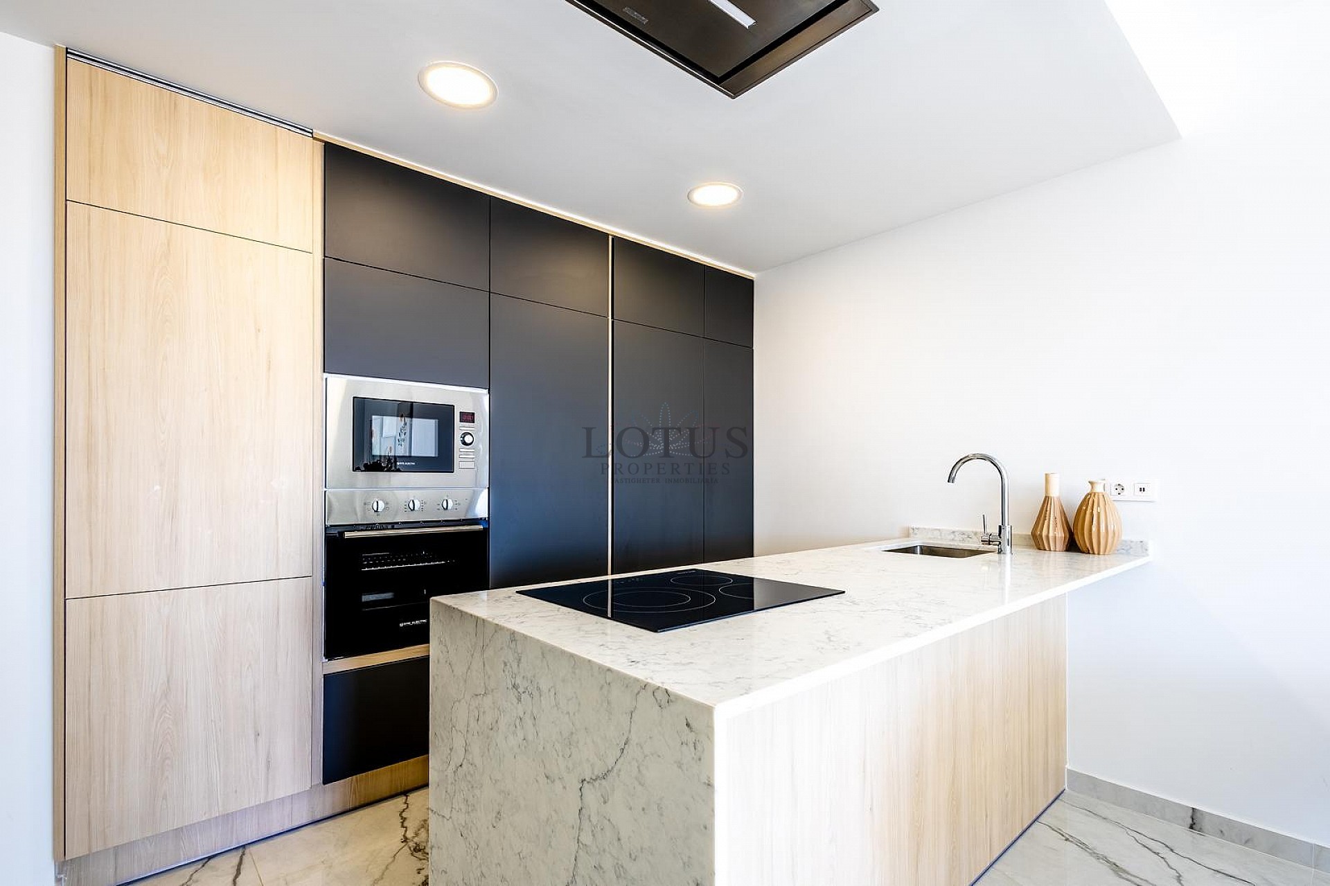 ÁTICO MODERNO CON INCREÍBLES VISTAS AL MAR Y GRAN TERRAZA PRIVADA EN LA AZOTEA. - Lotus Properties