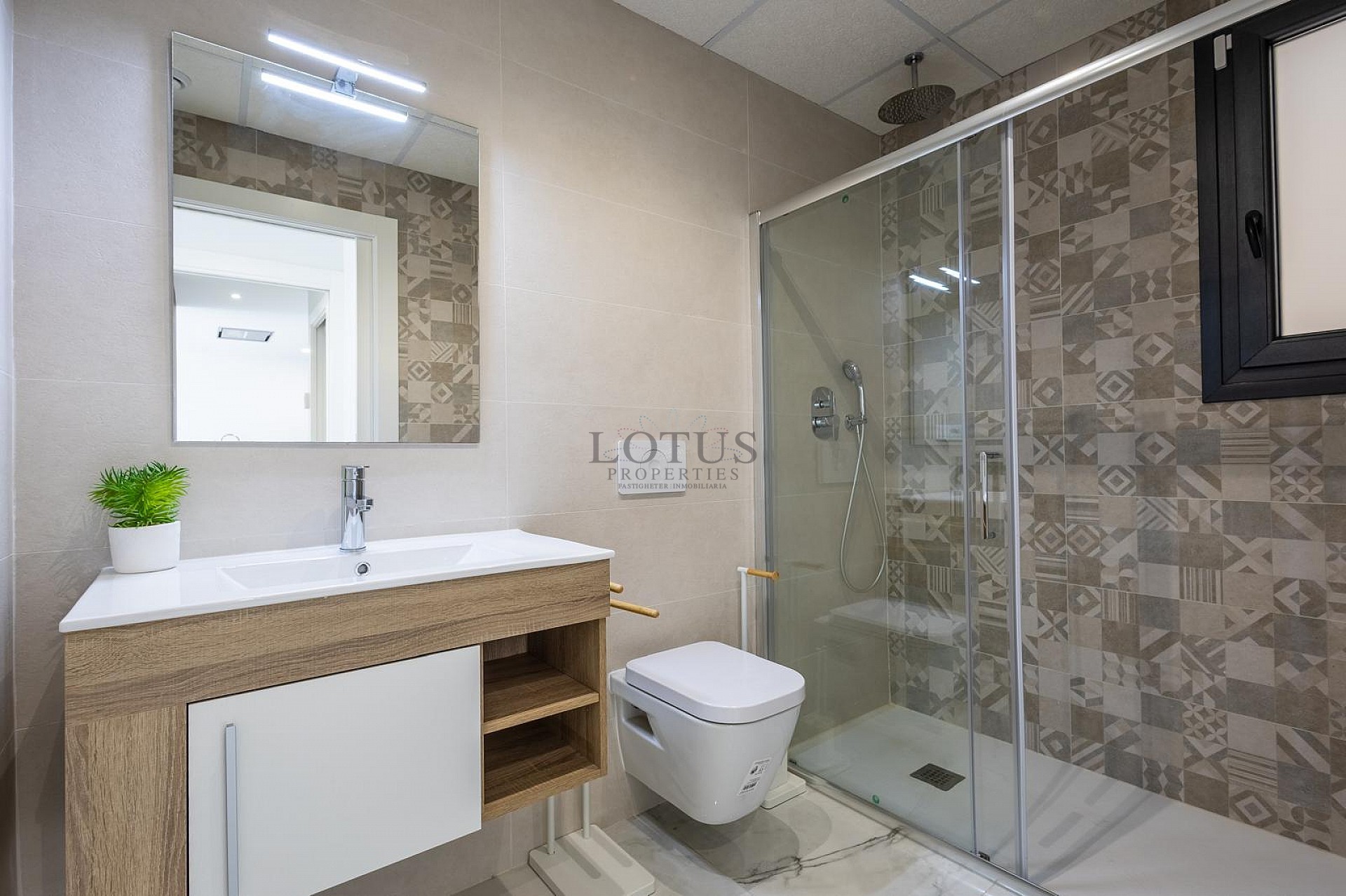 ÁTICO MODERNO CON INCREÍBLES VISTAS AL MAR Y GRAN TERRAZA PRIVADA EN LA AZOTEA. - Lotus Properties