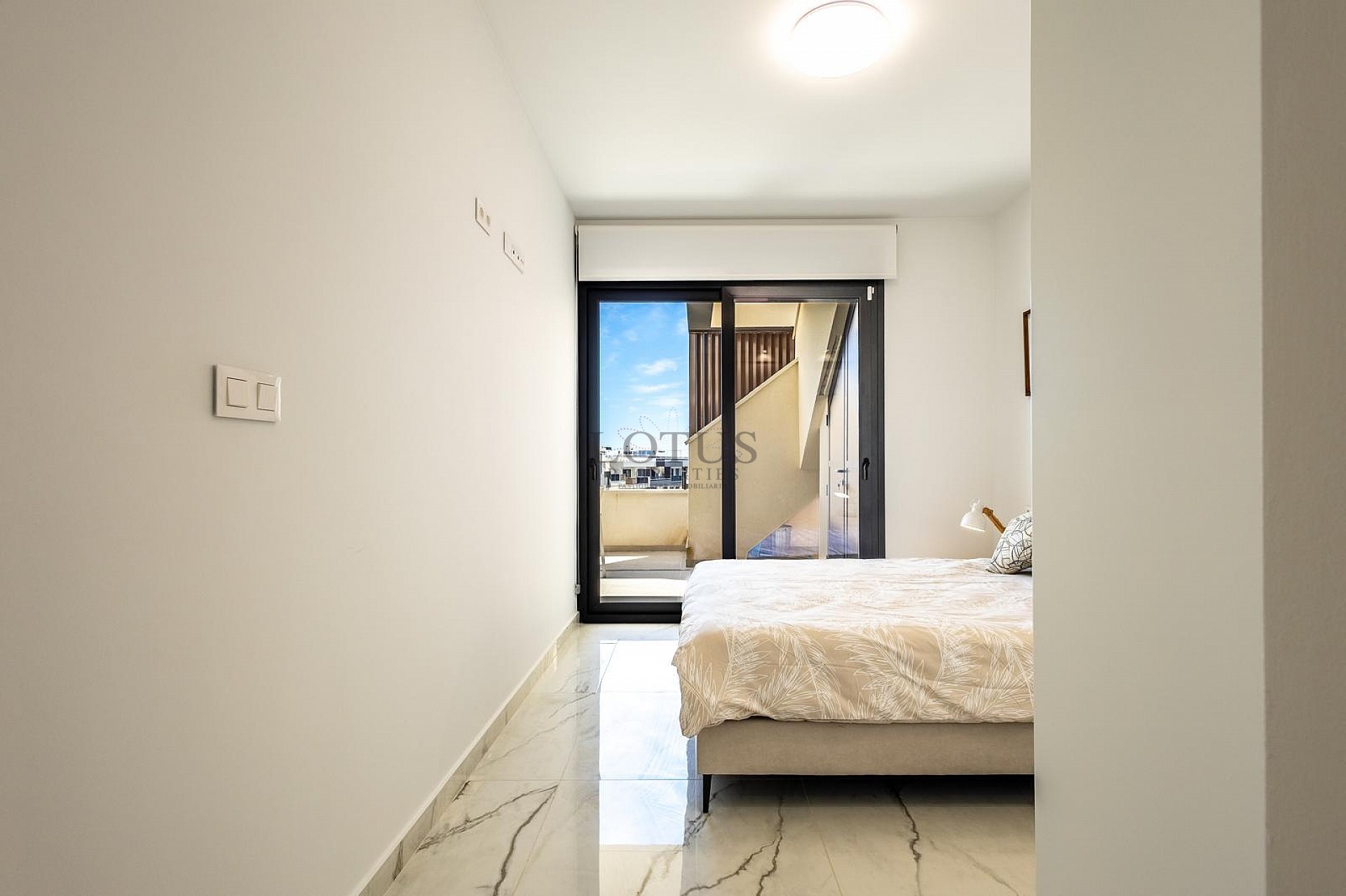 ÁTICO MODERNO CON INCREÍBLES VISTAS AL MAR Y GRAN TERRAZA PRIVADA EN LA AZOTEA. - Lotus Properties