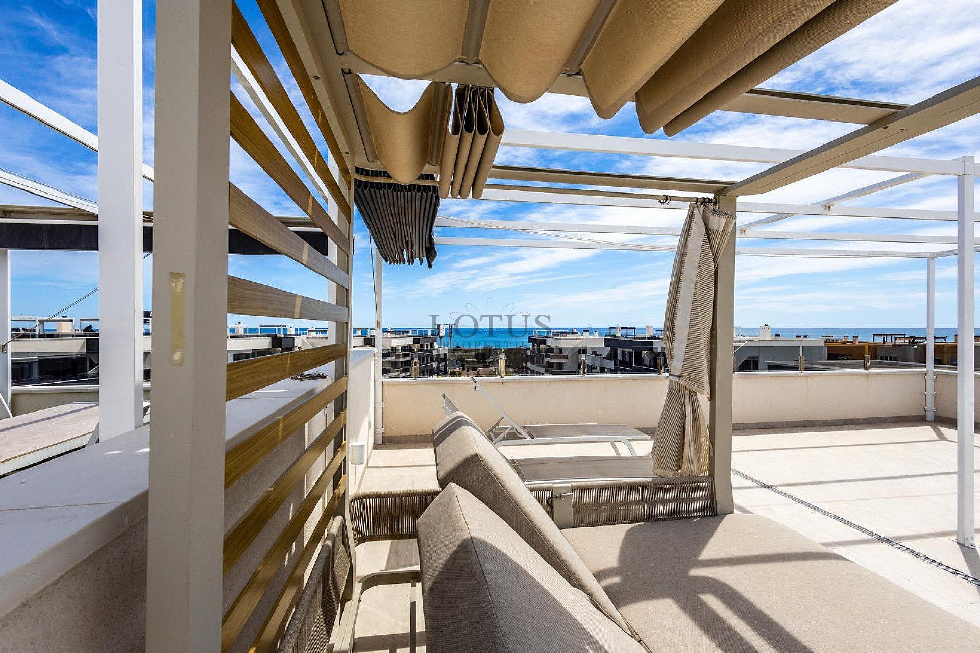 ÁTICO MODERNO CON INCREÍBLES VISTAS AL MAR Y GRAN TERRAZA PRIVADA EN LA AZOTEA. - Lotus Properties