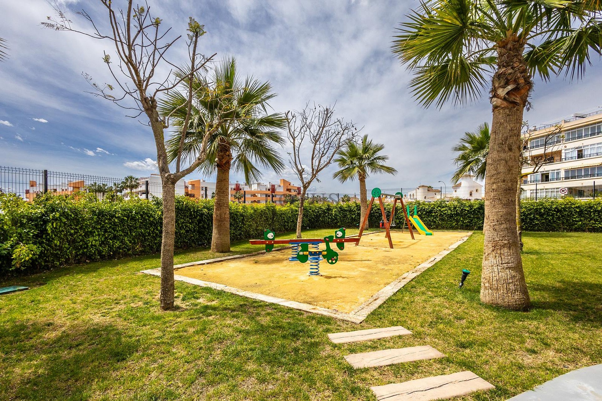 ÁTICO MODERNO CON INCREÍBLES VISTAS AL MAR Y GRAN TERRAZA PRIVADA EN LA AZOTEA. - Lotus Properties