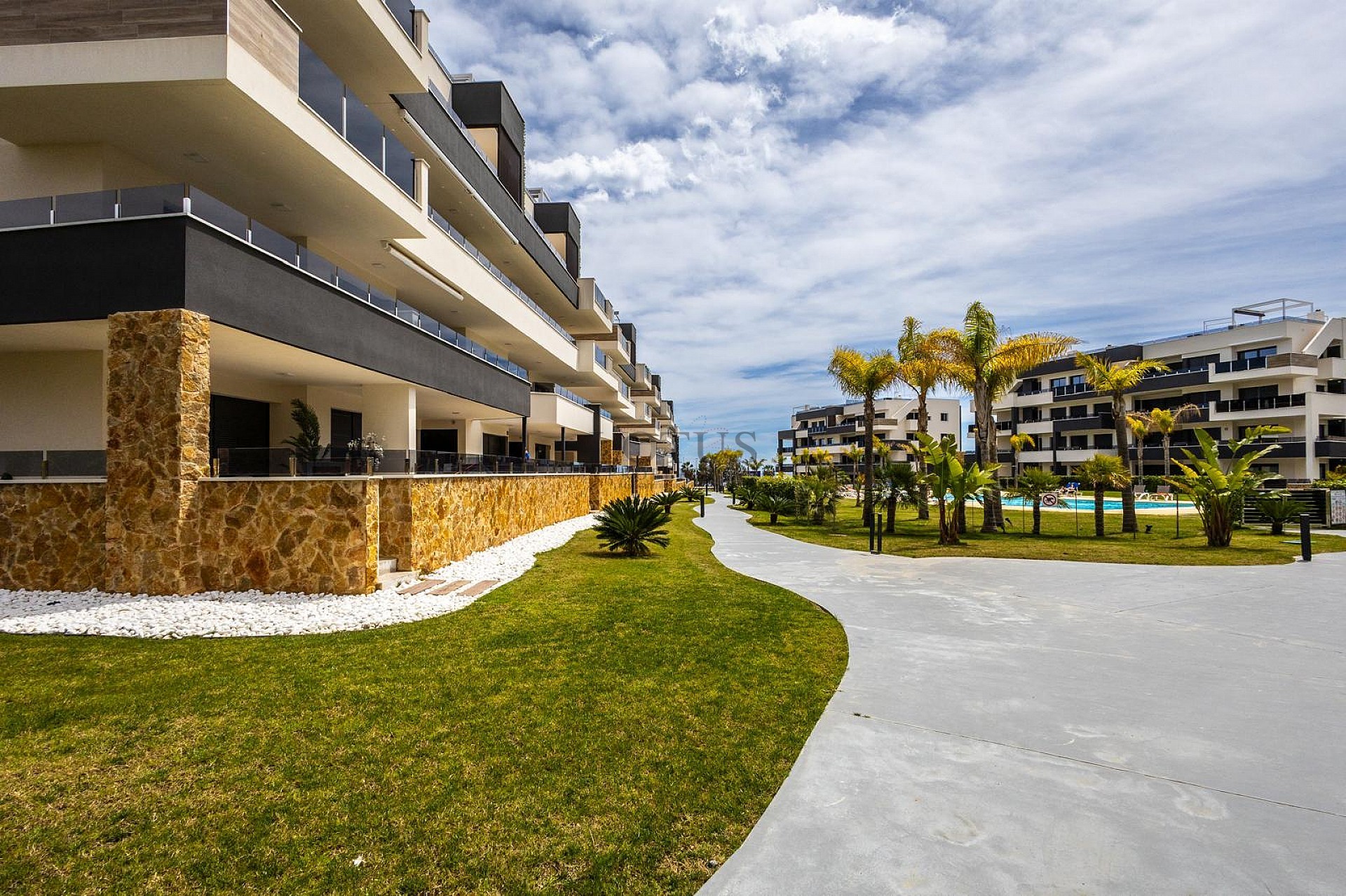 ÁTICO MODERNO CON INCREÍBLES VISTAS AL MAR Y GRAN TERRAZA PRIVADA EN LA AZOTEA. - Lotus Properties