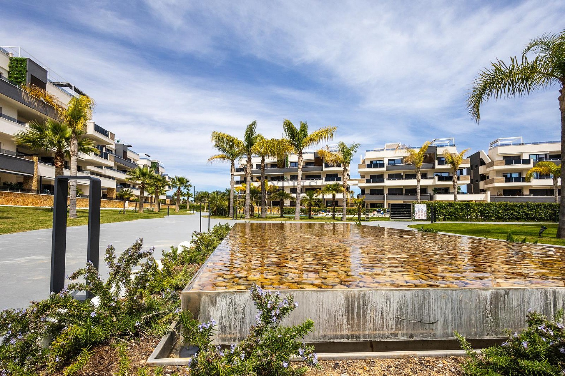 ÁTICO MODERNO CON INCREÍBLES VISTAS AL MAR Y GRAN TERRAZA PRIVADA EN LA AZOTEA. - Lotus Properties