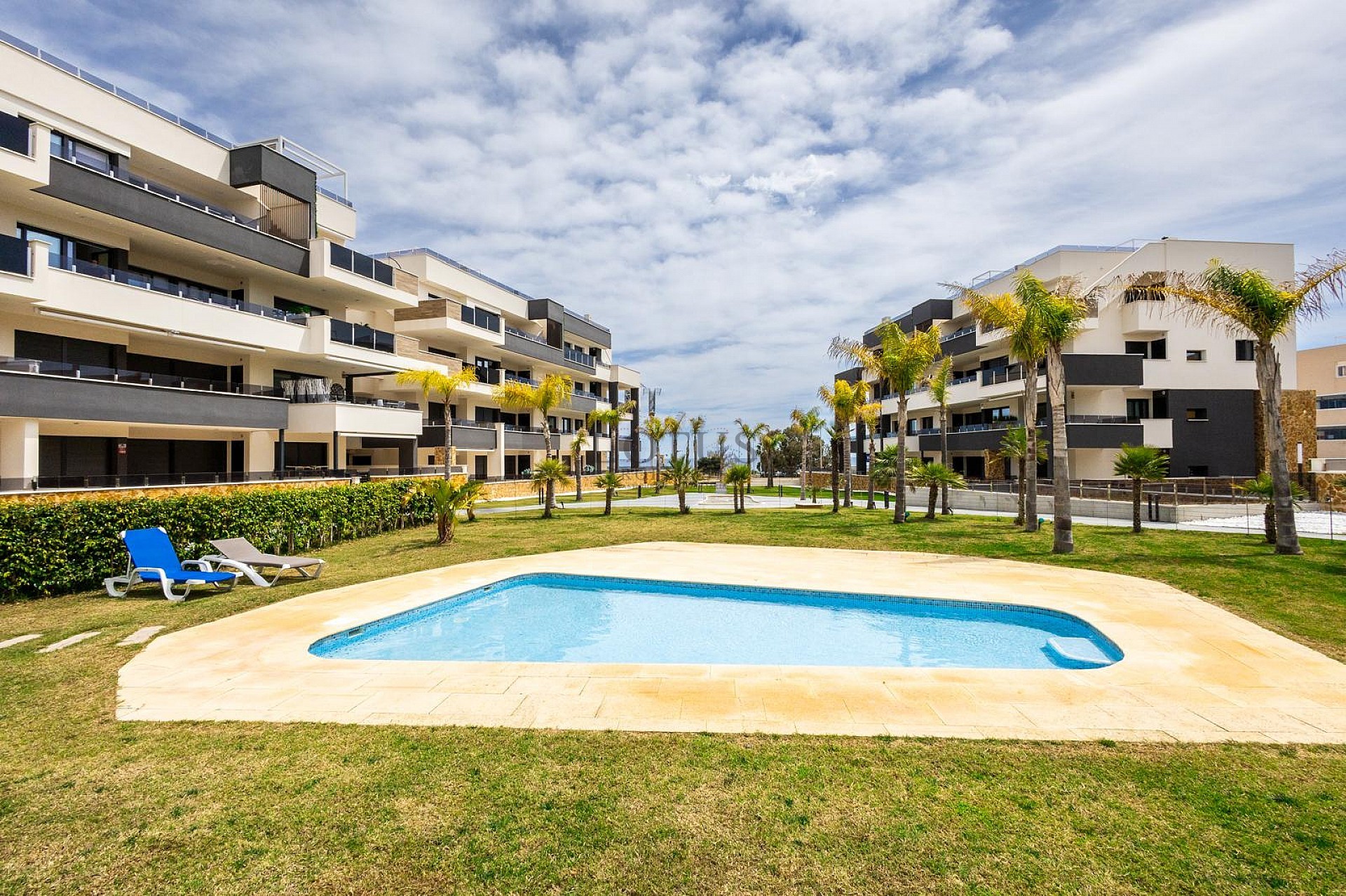 ÁTICO MODERNO CON INCREÍBLES VISTAS AL MAR Y GRAN TERRAZA PRIVADA EN LA AZOTEA. - Lotus Properties