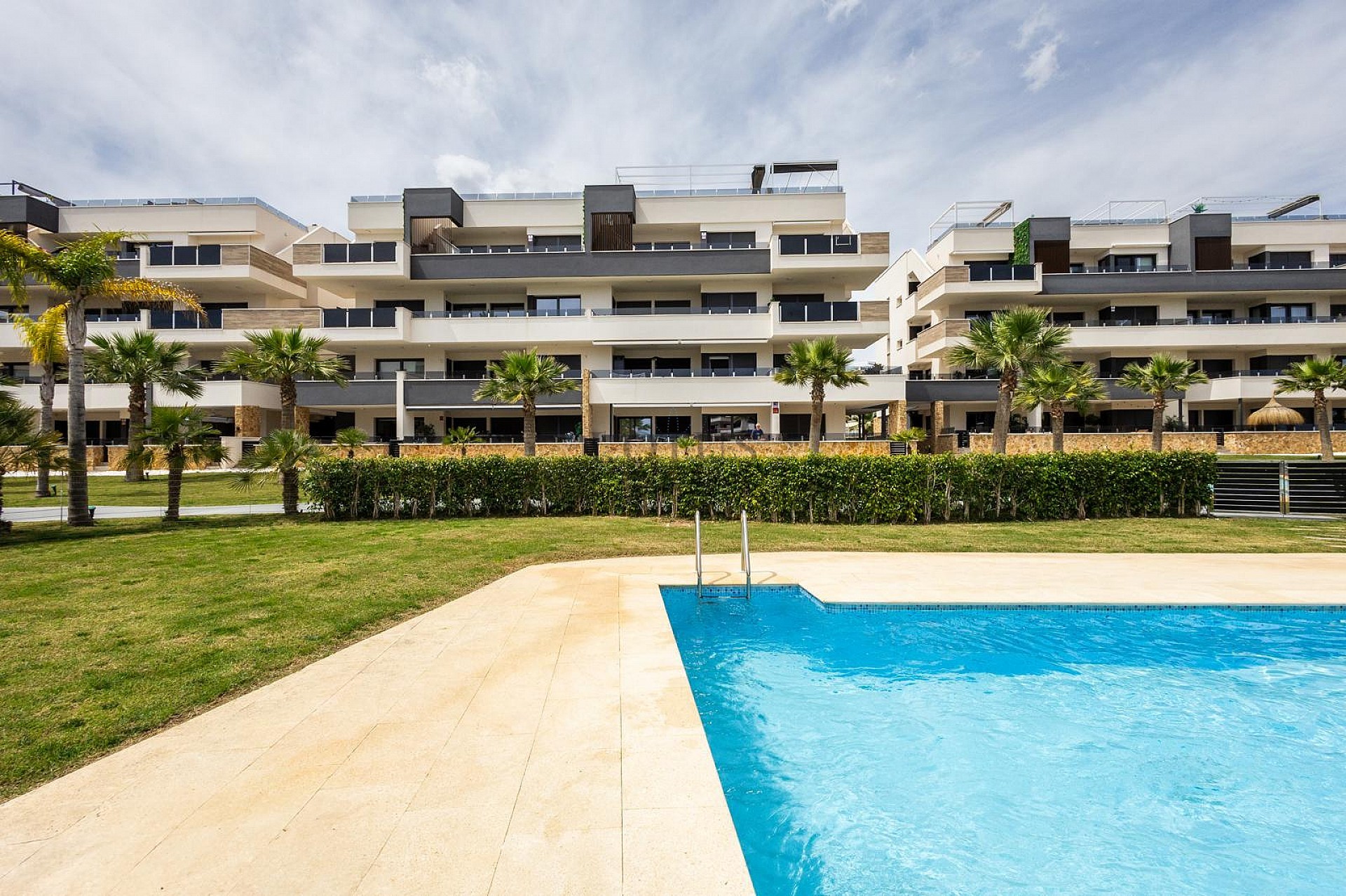ÁTICO MODERNO CON INCREÍBLES VISTAS AL MAR Y GRAN TERRAZA PRIVADA EN LA AZOTEA. - Lotus Properties