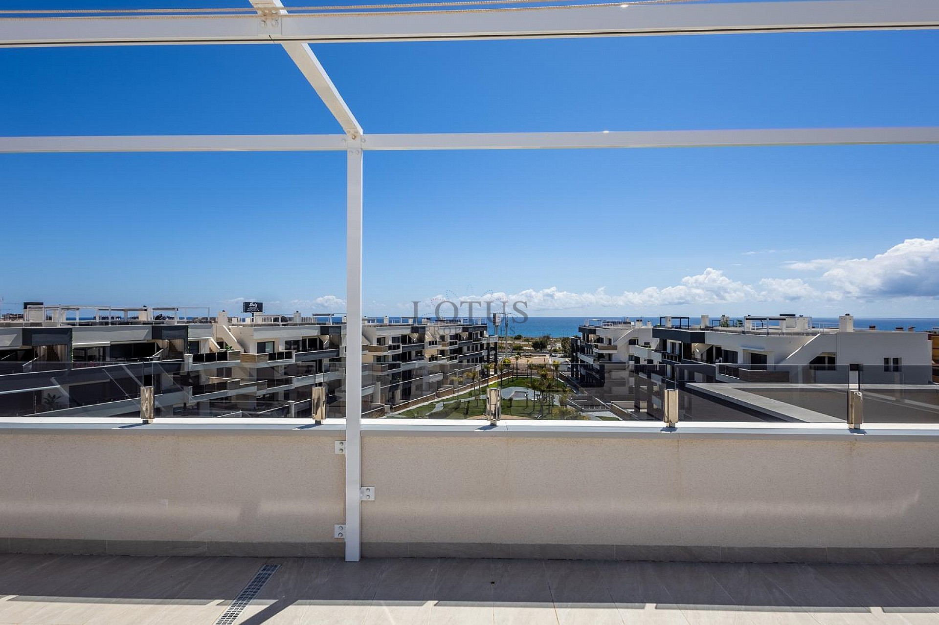 ÁTICO MODERNO CON INCREÍBLES VISTAS AL MAR Y GRAN TERRAZA PRIVADA EN LA AZOTEA. - Lotus Properties
