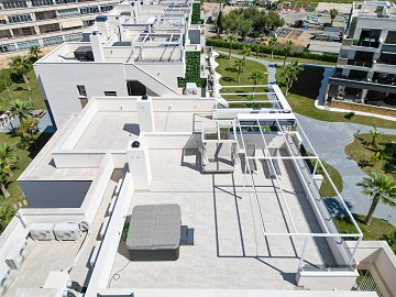 ÁTICO MODERNO CON INCREÍBLES VISTAS AL MAR Y GRAN TERRAZA PRIVADA EN LA AZOTEA. - Lotus Properties