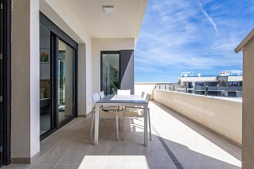 ÁTICO MODERNO CON INCREÍBLES VISTAS AL MAR Y GRAN TERRAZA PRIVADA EN LA AZOTEA. - Lotus Properties