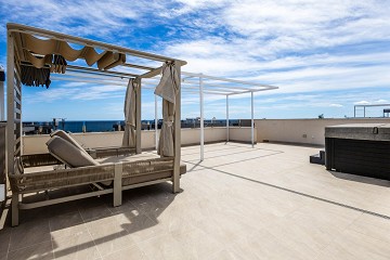 ÁTICO MODERNO CON INCREÍBLES VISTAS AL MAR Y GRAN TERRAZA PRIVADA EN LA AZOTEA. - Lotus Properties