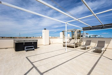 ÁTICO MODERNO CON INCREÍBLES VISTAS AL MAR Y GRAN TERRAZA PRIVADA EN LA AZOTEA. - Lotus Properties