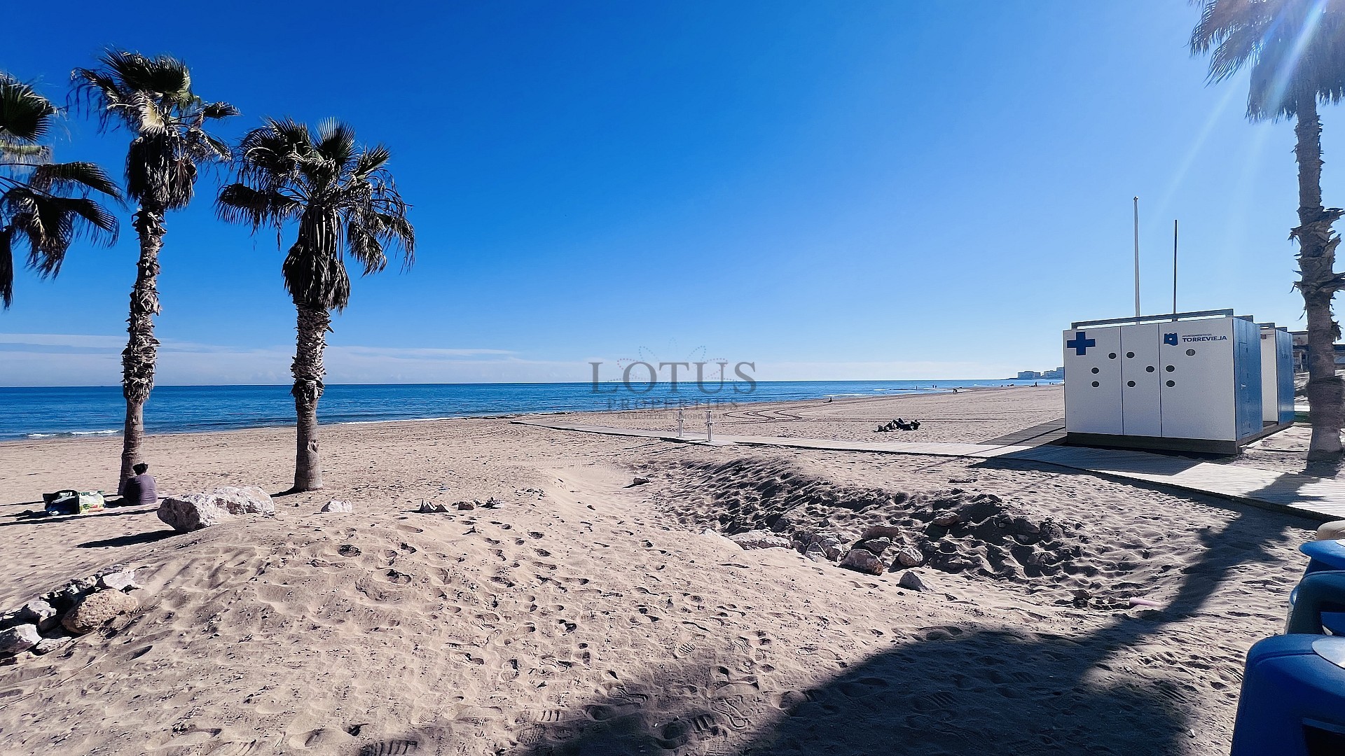Stilren, renoverad bostad endast 140 meter från stranden i La Mata - Lotus Properties