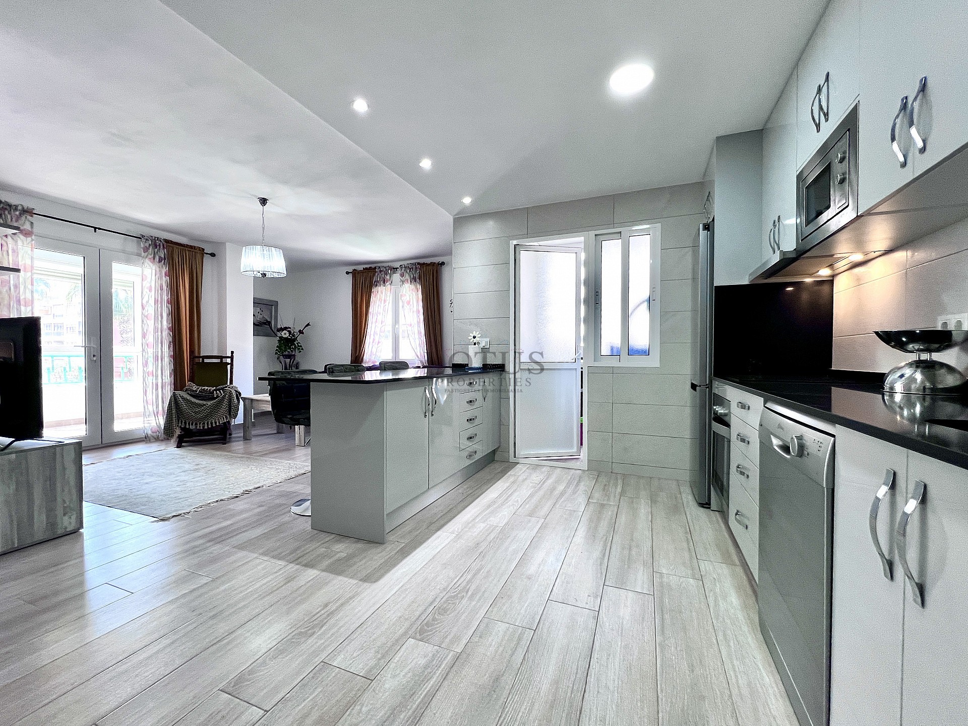 FANTASTISCH APPARTEMENT OP 30 METER VAN DE ZEE - Lotus Properties