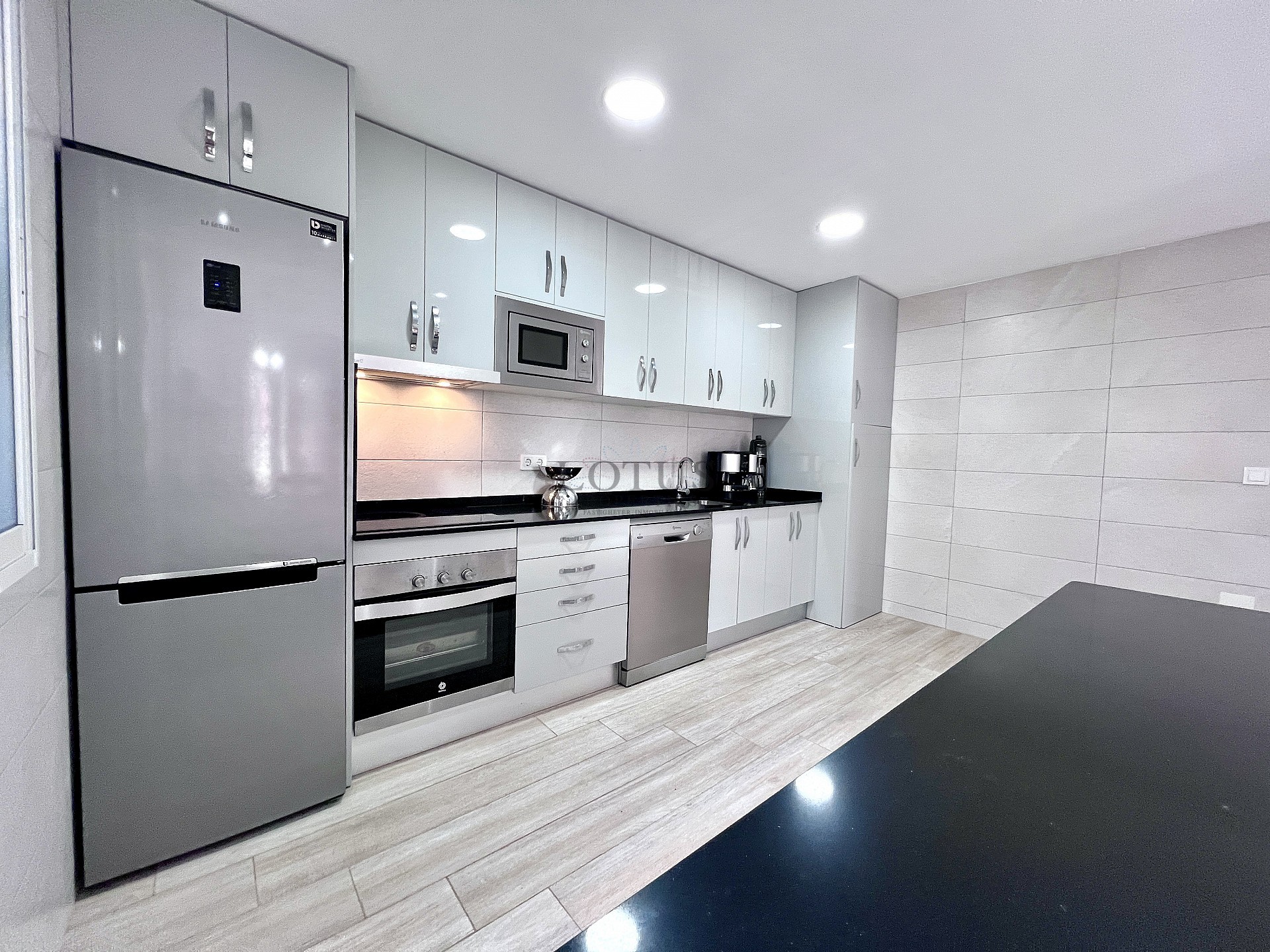 FANTASTISCH APPARTEMENT OP 30 METER VAN DE ZEE - Lotus Properties